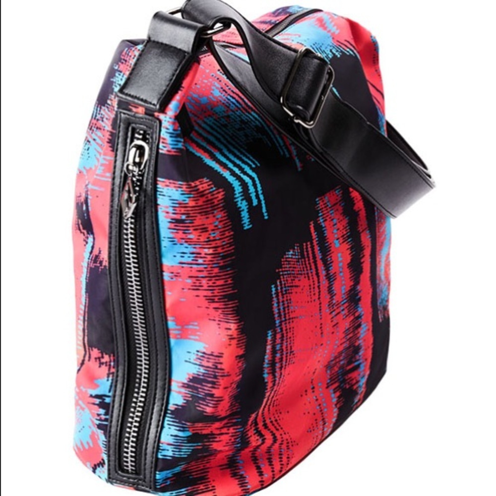 New Fabletics Hermosa Sling Tote in Heat Wave - Picture 2 of 8
